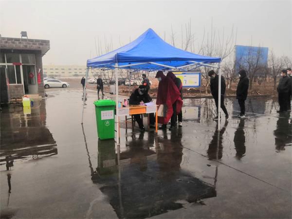 開(kāi)工后防疫工作做得很到位，市相關(guān)部門(mén)領(lǐng)導(dǎo)檢查防疫工作